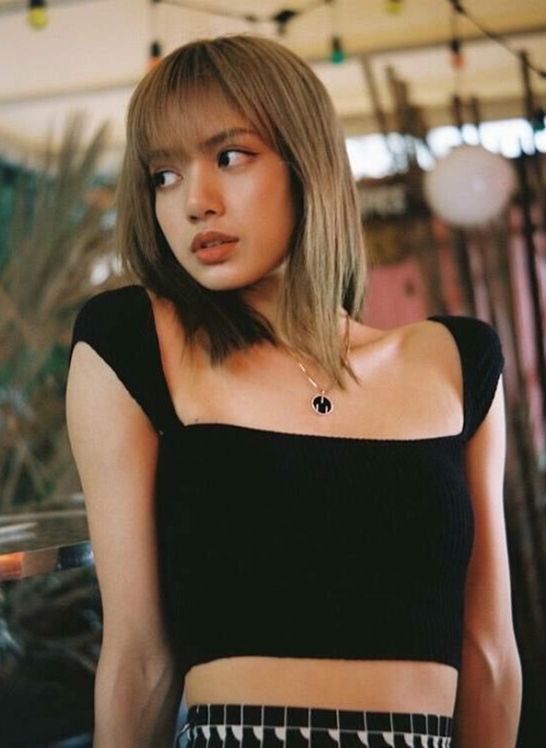 Black Wide Shoulder Strap Crop Top | Lisa – BlackPink