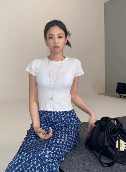 White Lettuce-Edge Cropped T-Shirt | Jennie – BlackPink