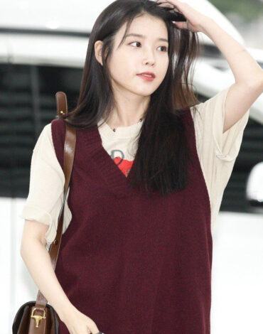 Red Rose And Vest Airport Look – IU