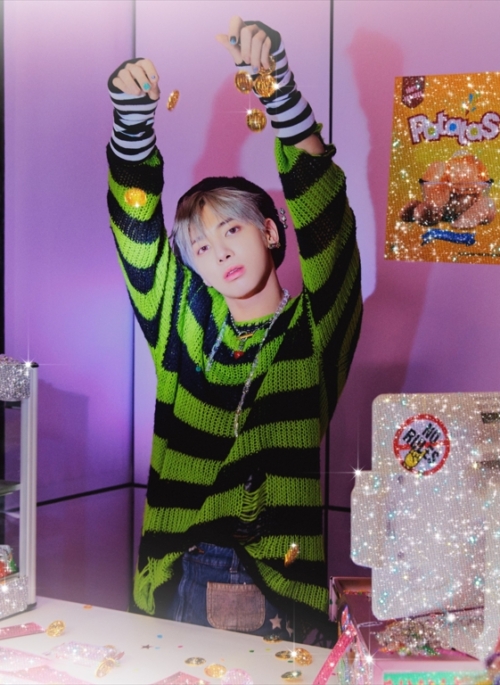 Green And Black Ragged Loose Sweater | Taehyun - TXT