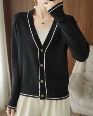 Black Outlined V-Neck Cardigan | Ni-ki - Enhypen