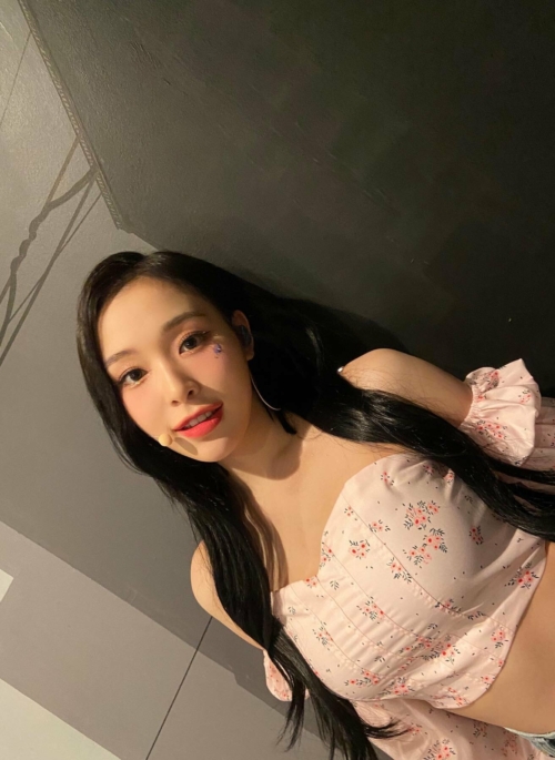 White Puffed Off-Shoulders Fishbone Top | Gahyeon - Dreamcatcher