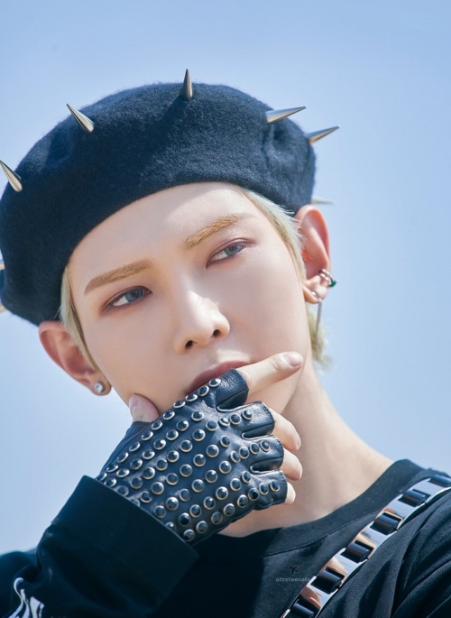 Black Studded Half-Finger Gloves | Yeosang - ATEEZ