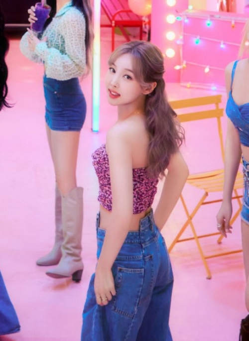 Blue Patterned High-Waist Jeans | Nayeon – Twice