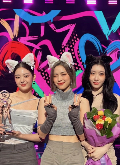 White Furry Cat Ears Headband | Ryujin – ITZY