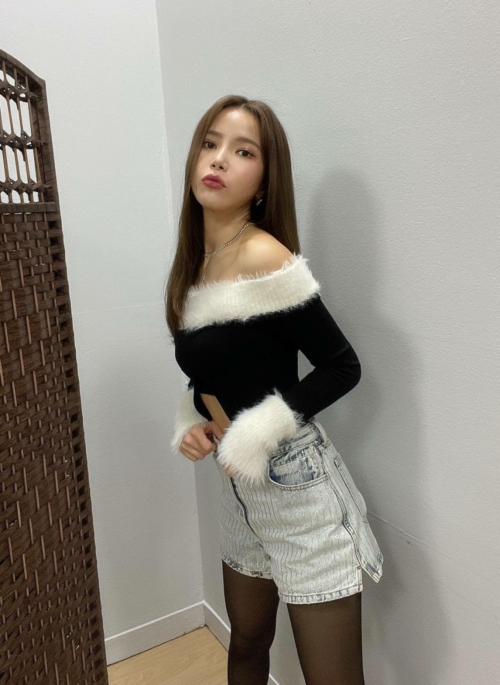 Black Long Sleeves Fur Crop Top | Solar - Mamamoo