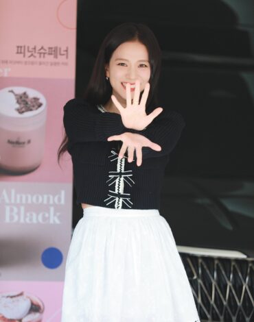 Black And White Girly Outfit – Jisoo