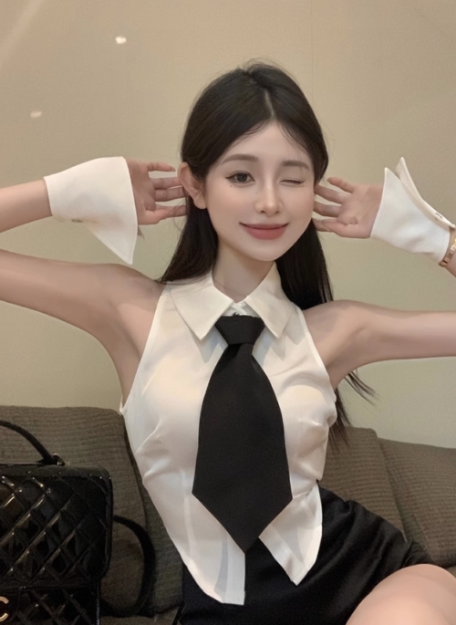 White Sleeveless Shirt-Style Crop Top | Ryujin – ITZY