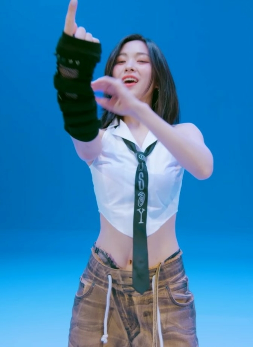 White Sleeveless Shirt-Style Crop Top | Ryujin – ITZY