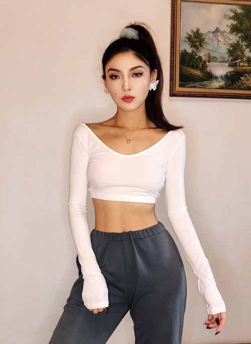 White Low-Neck Long Sleeve Crop Top | Lisa – BlackPink