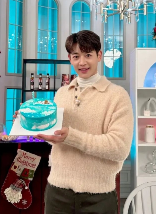 White Fluffy Collared Polo Sweater | Minho - SHINee