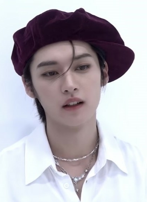 Red Corduroy Beret Hat | LeeKnow – Stray Kids