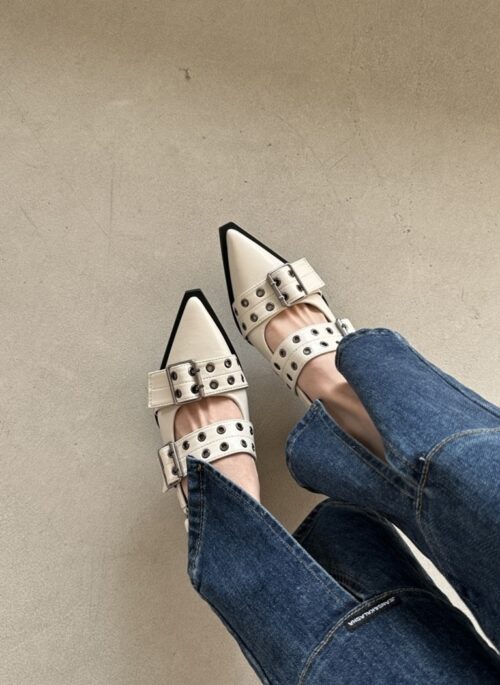 White Double Buckle Pointed Shoes | Sihyeon - Everglow