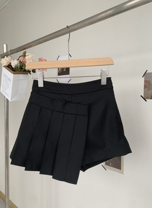 Black Pleated Wrap Skort | Jiwoo - NMIXX