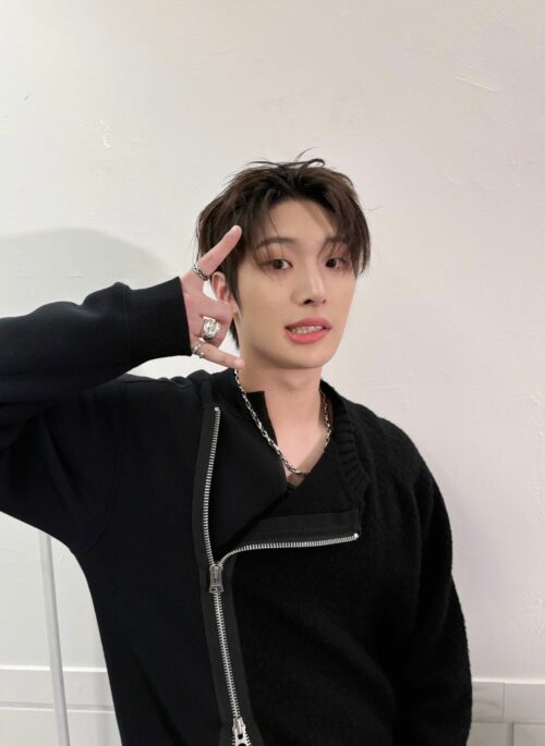 Black Asymmetrical Zip-Up Sweater | Mingi - ATEEZ