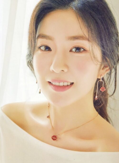 Gold Kiss Mark Pendant Chain Necklace | Irene - Red Velvet