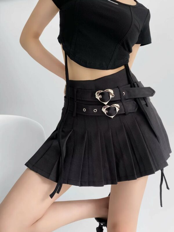 Black Double Heart Buckle Pleated Skirt | Minnie - (G)I-DLE