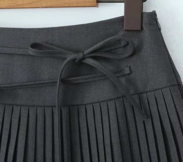 Black Micro Pleats Double Bow Skirt | Yunjin -  Le Sserafim - Image 6