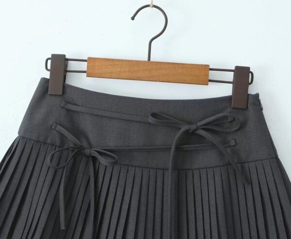 Black Micro Pleats Double Bow Skirt | Yunjin -  Le Sserafim - Image 5