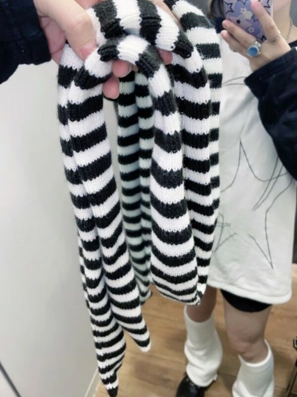 Black And White Stripes Knitted Scarf | Wonyoung - IVE - Image 3