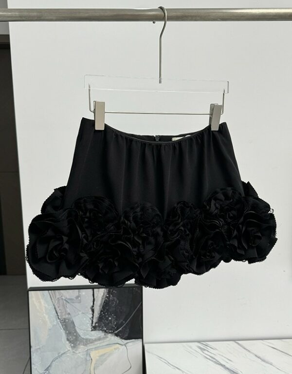 Black Floral Edge Mini Skirt | Gaeul - IVE