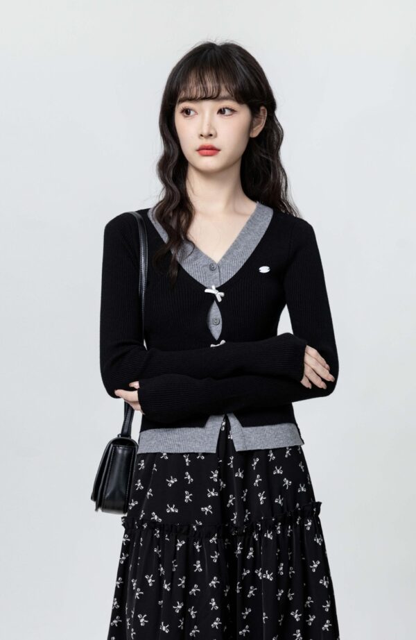 Black Vneck Knit Sweater With Bow Design - Image 3