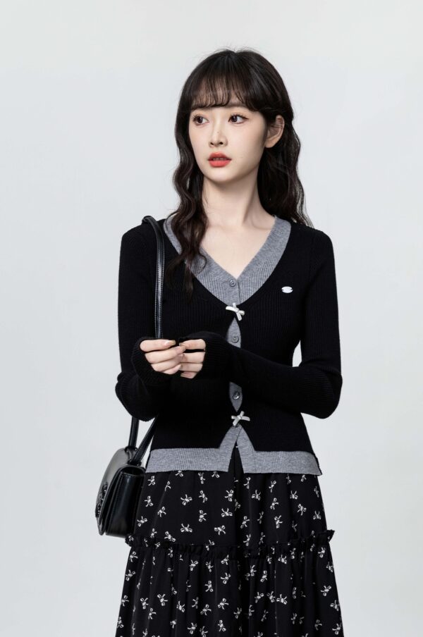 Black Vneck Knit Sweater With Bow Design - Image 6