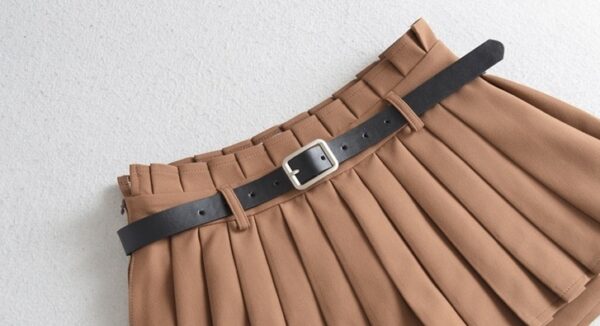 Brown Exposed Shorts Pleated Skirt | Hanni - NewJeans - Image 2