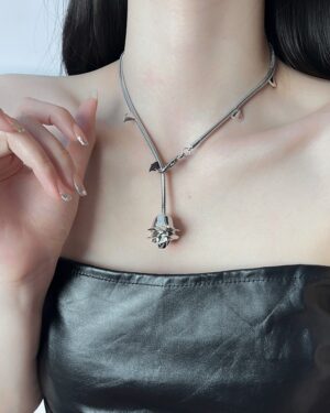 Silver Thorned-Chain Rose Necklace | Leeseo - IVE