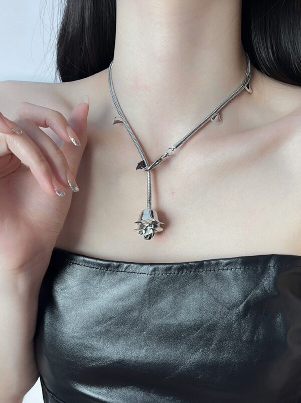 Silver Thorned-Chain Rose Necklace | Leeseo - IVE