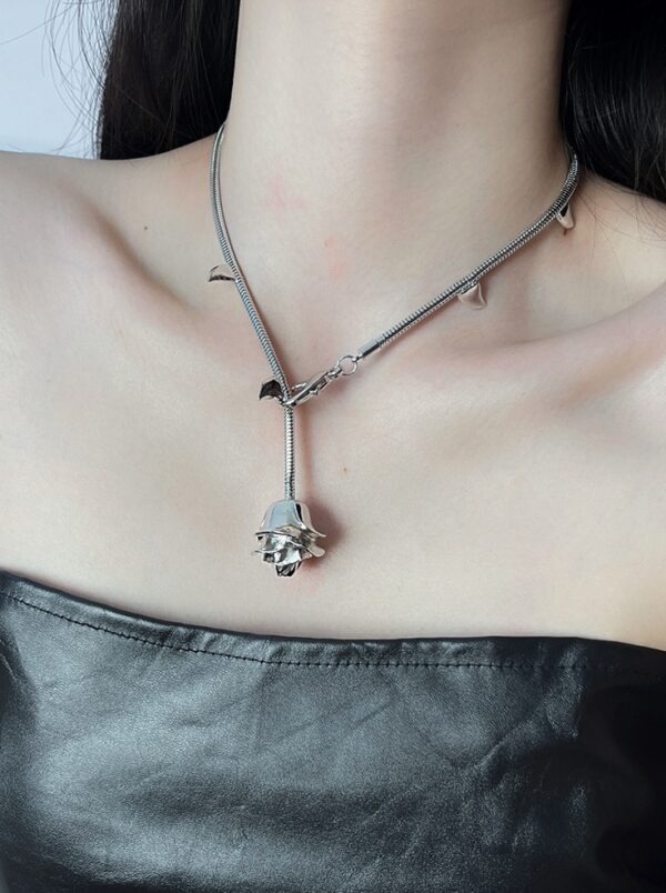 Silver Thorned-Chain Rose Necklace | Leeseo - IVE - Image 2