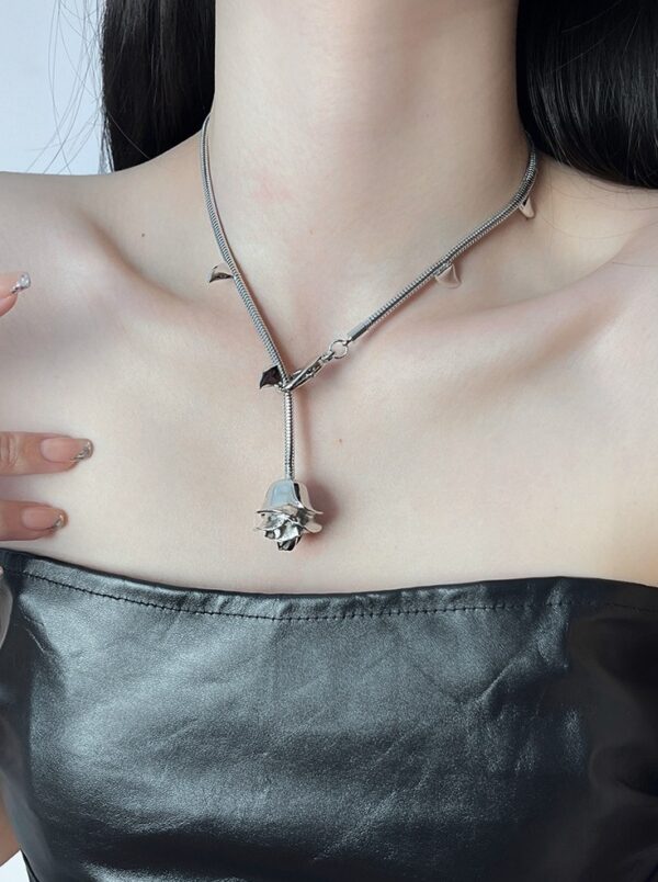 Silver Thorned-Chain Rose Necklace | Leeseo - IVE - Image 4