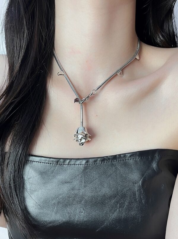 Silver Rose Thorn Necklace | Leeseo - IVE