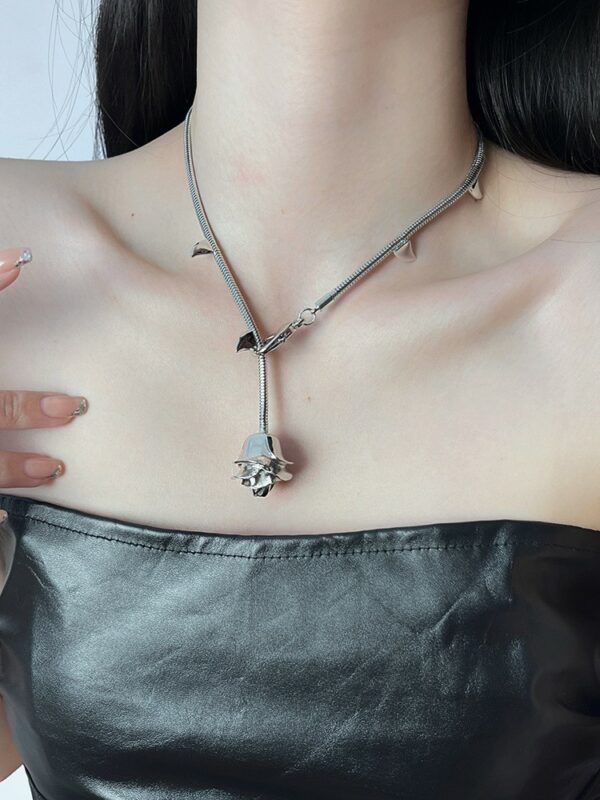 Silver Rose Thorn Necklace | Leeseo - IVE - Image 2