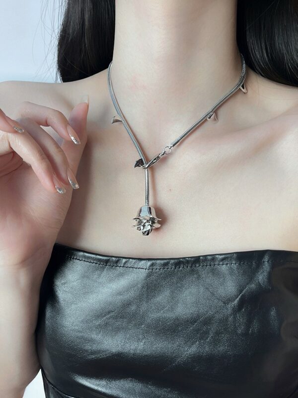 Silver Rose Thorn Necklace | Leeseo - IVE - Image 3